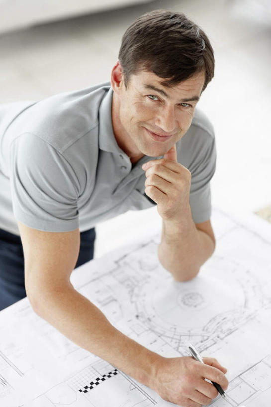 西方人,一个人,站,笑,微笑,露齿笑,竖图,俯视,室内,白天,桌子,欧洲,欧洲人,仅一个男性,仅一个人,仅一个中年男性,撑,弯腰,握,服装,笔,图纸,办公桌,办公用品,设计图,拿,拿着,托腮,注视,休闲装,文具,衣服,学习用品,观察,看,托,站着,休闲,休闲服,握着,服饰,观看,文具用品,察看,关注,托下巴,工程图,草图,蓝图,弯身,男人,男性,中年男性,白种人,设计,站立,半身,彩图,高角度拍摄