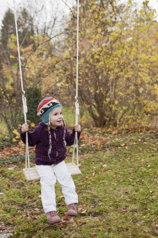 西方人,儿童,一个人,坐,竖图,室外,白天,正面,毛衣,游戏,纯洁,草地,草坪,植物,帽子,欧洲,欧洲人,仅一个女性,仅一个人,握,摇摆,玩,注视,娱乐,草,树,树木,小孩,绿色,自然,秋千,荡秋千,观察,看,仅一个小孩,休闲,可爱,童年,童趣,握着,生长,成长,观看,活动,察看,关注,摇晃,线衫,童真,烂漫,无邪,棉帽,天真,女孩,女人,女性,白种人,孩子,玩耍,嬉戏,坐着,彩图,全身,绒衣,套衫,套头毛衣,线衣,女生