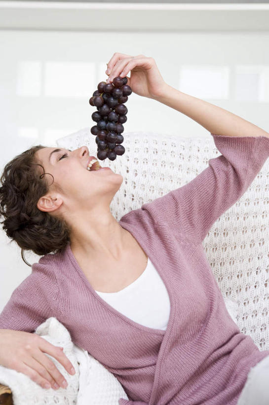 西方人,一个人,坐,举,吃,竖图,室内,白天,正面,葡萄,水果,椅子,欧洲,欧洲人,仅一个年轻女性,仅一个女性,仅一个人,握,服装,新鲜,墙,生食,食品,果实,拿,拿着,注视,休闲装,墙壁,墙面,食物,衣服,观察,看,托,休闲,休闲服,握着,服饰,有机食品,绿色食品,观看,察看,关注,年轻女性,女人,女性,白种人,山葫芦,蒲桃,草龙珠,举起,举手,举着,嚼,食,抬头,向上举,向上伸,向上托,仰头,坐着,半身,彩图