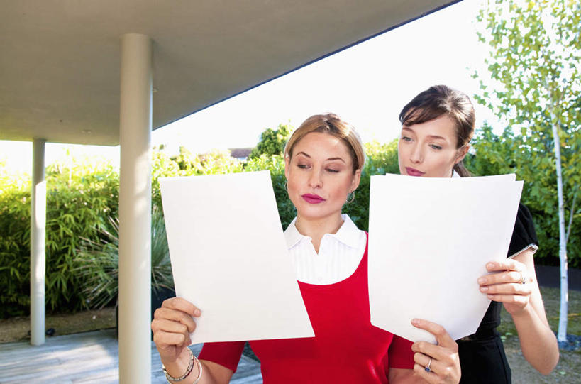 西方人,两个人,商务人士,商务女性,站,横图,室外,白天,正面,植物,欧洲,欧洲人,握,套装,环保,材料,档案,文件,纸,柱子,防护,拿,拿着,注视,树,树木,蓝色,绿色,蓝天,天空,自然,手稿,资料,天,观察,看,站着,握着,生长,晴朗,成长,观看,证明,察看,关注,美好,美妙,文档,间隔,商务装,工薪阶层,万里无云,美观,雅观,绿篱,生篱,树篱,植篱,年轻女性,女人,女性,中年女性,白种人,白领,上班族,晴空,晴空万里,站立,半身,彩图