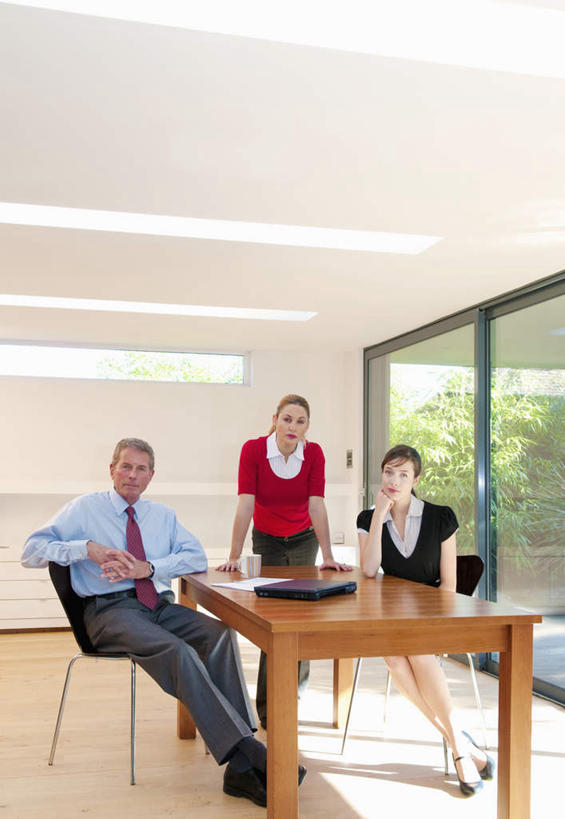 西方人,三个人,伙伴,朋友,商务人士,商务男性,商务女性,站,坐,笑,微笑,竖图,室内,白天,正面,衬衫,友谊,合作,团队,电脑,笔记本电脑,窗户,落地窗,桌子,椅子,照明,欧洲,欧洲人,撑,阴影,套装,光线,网络,材料,档案,文件,影子,纸,办公桌,灯光,领带,托腮,注视,通讯设备,顶灯,玻璃窗,灯,手稿,资料,灯具,观察,看,托,站着,战略,观看,证明,照亮,察看,无线,撑着,象征,庄重,照明设备,关注,托下巴,文档,通信设备,商务装,身份,无线网络,无线上网,便携式电脑,工薪阶层,联合,合谋,正式,地位,配合,协作,手提电脑,老年男性,男人,男性,年轻女性,女人,女性,中年女性,白种人,白领,上班族,站立,坐着,彩图,全身,衬衣