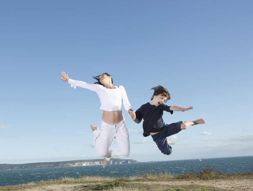 西方人,儿童,中年人,两个人,家庭,母亲,儿子,跳,伸展双臂,横图,室外,白天,正面,纯洁,草地,草坪,海浪,海洋,植物,欧洲,欧洲人,阴影,服装,光线,影子,浪花,云,云朵,半空,云彩,抬腿,休闲装,光脚,草,小孩,衣服,蓝色,绿色,白云,蓝天,天空,阳光,海水,天,张嘴,休闲,温暖,温馨,母子,一家人,赤脚,休闲服,可爱,母爱,童年,童趣,服饰,晴朗,和睦,张大嘴巴,海景,童真,烂漫,无邪,天真,男孩,女人,女性,中年女性,白种人,孩子,大海,风浪,海,海水的波动,近岸浪,涌浪,晴空,张开嘴,敞开双臂,伸开双臂,跳跃,展开双肩,张开手臂,张开双臂,彩图,全身,眩光,融洽,男生