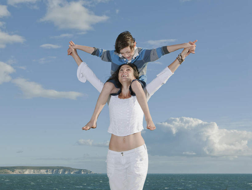 西方人,儿童,中年人,两个人,家庭,母亲,儿子,站,伸展双臂,笑,微笑,横图,室外,白天,正面,纯洁,海浪,海洋,欧洲,欧洲人,阴影,服装,光线,影子,浪花,云,云朵,云彩,注视,休闲装,光脚,小孩,骑,衣服,蓝色,白云,蓝天,天空,阳光,海水,天,观察,看,扛,站着,休闲,温暖,温馨,母子,一家人,赤脚,休闲服,可爱,母爱,童年,童趣,服饰,晴朗,观看,和睦,察看,关注,海景,童真,烂漫,无邪,扛在肩上,骑在肩上,天真,男孩,女人,女性,中年女性,白种人,孩子,大海,风浪,海,海水的波动,近岸浪,涌浪,晴空,敞开双臂,伸开双臂,展开双肩,站立,张开手臂,张开双臂,半身,彩图,眩光,融洽,男生