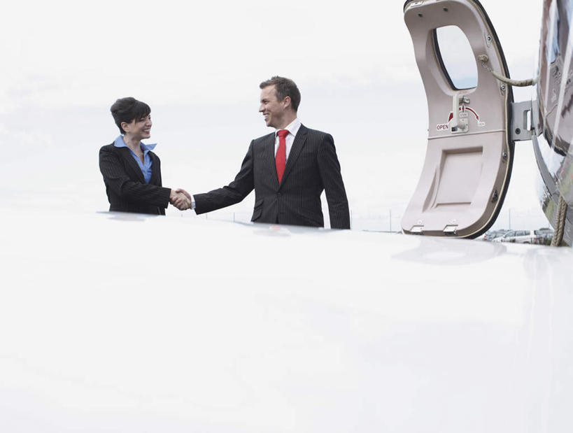 西方人,两个人,商务人士,商务男性,商务女性,机场,站,握手,笑,说,微笑,露齿笑,横图,室外,白天,正面,衬衫,讨论,飞机,飞机场,欧洲,欧洲人,阴影,套装,光线,影子,领带,交通,注视,航空,相视,红色,天空,阳光,停机坪,交通工具,天,观察,看,站着,面对面,机舱,运输,观看,对视,察看,客机,互视,象征,庄重,关注,载具,相对,商务装,身份,工薪阶层,相看,正式,地位,交流,男人,男性,年轻女性,女人,女性,中年男性,白种人,白领,上班族,航空站,空港,搀手,沟通,讲话,交谈,拉手,商讨,手搀手,手拉手,手牵手,手握手,说话,谈话,站立,半身,彩图,衬衣