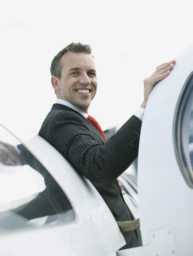 西方人,一个人,商务人士,商务男性,竖图,室外,白天,仰视,衬衫,窗户,飞机,欧洲,欧洲人,仅一个男性,仅一个人,仅一个中年男性,阴影,套装,光线,影子,云,云朵,领带,交通,云彩,航空,玻璃窗,红色,蓝色,白云,蓝天,天空,阳光,交通工具,天,运输,晴朗,客机,象征,庄重,载具,商务装,身份,工薪阶层,正式,地位,男人,男性,中年男性,白种人,白领,上班族,晴空,半身,彩图,低角度拍摄,衬衣