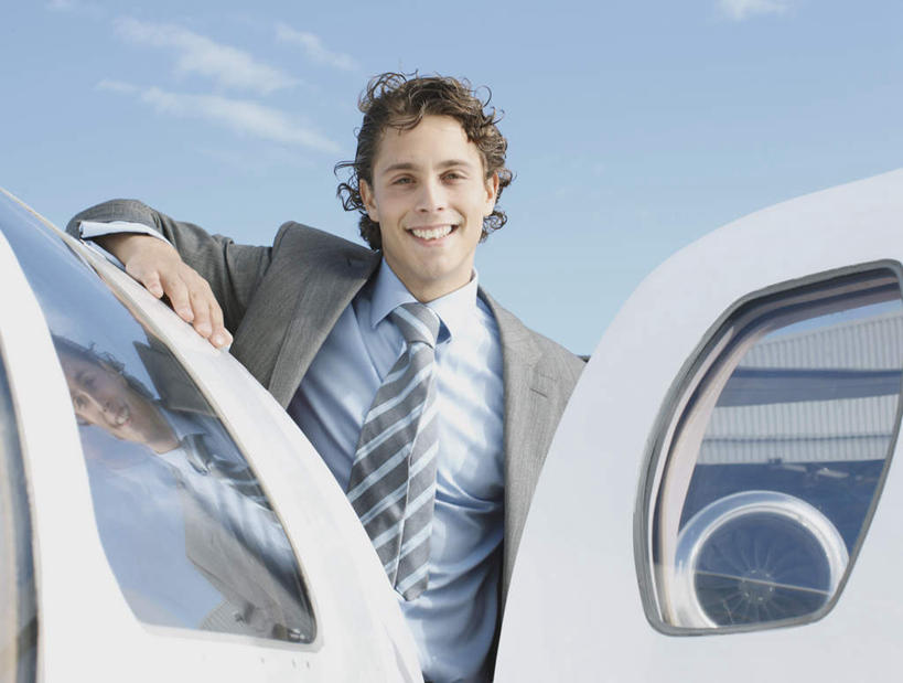 西方人,一个人,商务人士,商务男性,站,笑,微笑,露齿笑,横图,室外,白天,正面,衬衫,窗户,飞机,欧洲,欧洲人,仅一个男性,仅一个人,阴影,套装,光线,影子,云,云朵,领带,交通,云彩,注视,航空,玻璃窗,仅一个年轻男性,蓝色,白云,蓝天,天空,阳光,交通工具,天,扶,观察,看,站着,机舱,运输,晴朗,观看,察看,客机,扶着,象征,庄重,关注,载具,商务装,身份,工薪阶层,正式,地位,男人,男性,年轻男性,白种人,卷发,白领,上班族,晴空,站立,半身,彩图,衬衣