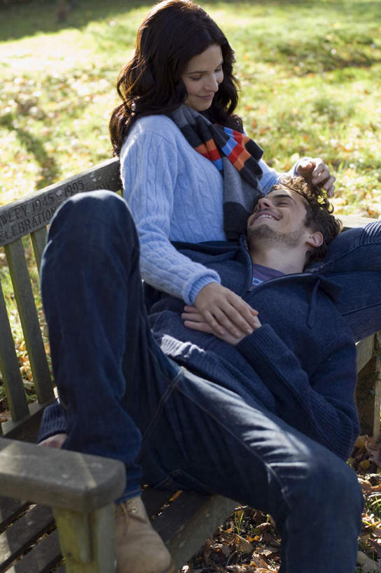 西方人,两个人,家庭,夫妻,坐,躺,抱,笑,微笑,竖图,俯视,室外,白天,爱情,草地,草坪,植物,椅子,欧洲,欧洲人,阴影,服装,装饰,光线,影子,木椅,浪漫,注视,休闲装,草,衣服,绿色,阳光,围巾,观察,看,休闲,温暖,温馨,一家人,休闲服,恩爱,恋人,服饰,围脖,抱着,观看,保暖,华丽,点缀,和睦,察看,搂着,御寒,关注,衬托,美观,雅致,雅观,卧着,男人,男性,年轻男性,年轻女性,女人,女性,白种人,年轻人,夫妇,情侣,搂,躺着,卧,坐着,半身,彩图,高角度拍摄,伴侣,融洽