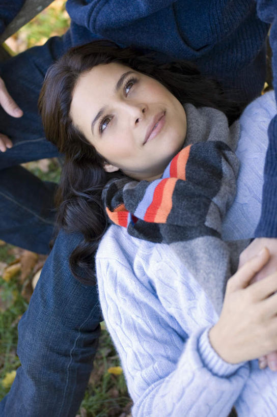 西方人,两个人,家庭,夫妻,坐,躺,抱,笑,微笑,竖图,俯视,室外,白天,爱情,草地,草坪,植物,椅子,欧洲,欧洲人,阴影,服装,装饰,光线,影子,木椅,浪漫,注视,休闲装,草,衣服,绿色,阳光,围巾,观察,看,休闲,温暖,温馨,一家人,休闲服,恩爱,恋人,服饰,围脖,抱着,观看,保暖,华丽,点缀,和睦,察看,搂着,御寒,关注,衬托,美观,雅致,雅观,卧着,男人,男性,年轻男性,年轻女性,女人,女性,白种人,年轻人,夫妇,情侣,搂,躺着,卧,坐着,半身,彩图,高角度拍摄,伴侣,融洽