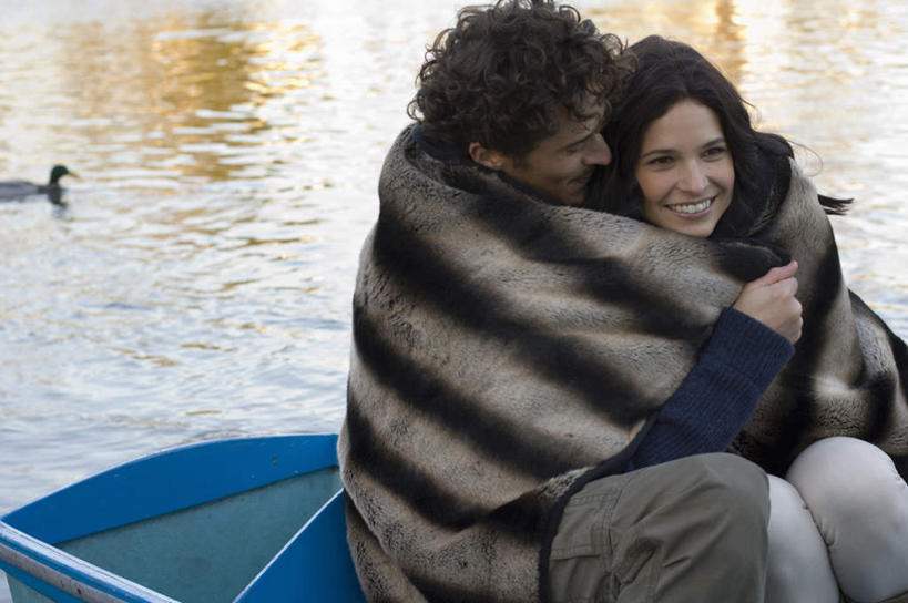 西方人,两个人,家庭,夫妻,坐,抱,笑,吻,微笑,露齿笑,横图,室外,白天,正面,爱情,湖,湖泊,水,船,纺织品,欧洲,欧洲人,一艘,阴影,波纹,条纹,服装,装饰,光线,毛毯,毯子,影子,湖面,水流,水面,游艇,涟漪,浪漫,注视,休闲装,纺织,衣服,蓝色,水纹,阳光,垫子,交通工具,波浪,湖水,观察,看,休闲,温暖,温馨,一家人,休闲服,恩爱,恋人,服饰,抱着,观看,华丽,修饰,点缀,和睦,察看,搂着,关注,载具,水晕,衬托,美观,雅致,雅观,男人,男性,年轻男性,年轻女性,女人,女性,白种人,年轻人,夫妇,情侣,搂,搂抱,亲,亲吻,坐着,半身,彩图,伴侣,融洽