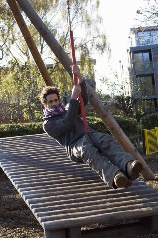 西方人,一个人,游乐园,坐,笑,微笑,露齿笑,竖图,室外,白天,正面,游戏,植物,游乐场,欧洲,欧洲人,仅一个男性,仅一个人,握,摇摆,阴影,服装,光线,影子,半空,玩,注视,休闲装,娱乐,树,树木,仅一个年轻男性,衣服,绿色,天空,阳光,自然,秋千,天,荡秋千,观察,看,休闲,休闲服,握着,服饰,生长,成长,观看,活动,察看,关注,摇晃,乐园,男人,男性,年轻男性,白种人,玩耍,嬉戏,坐着,彩图,全身