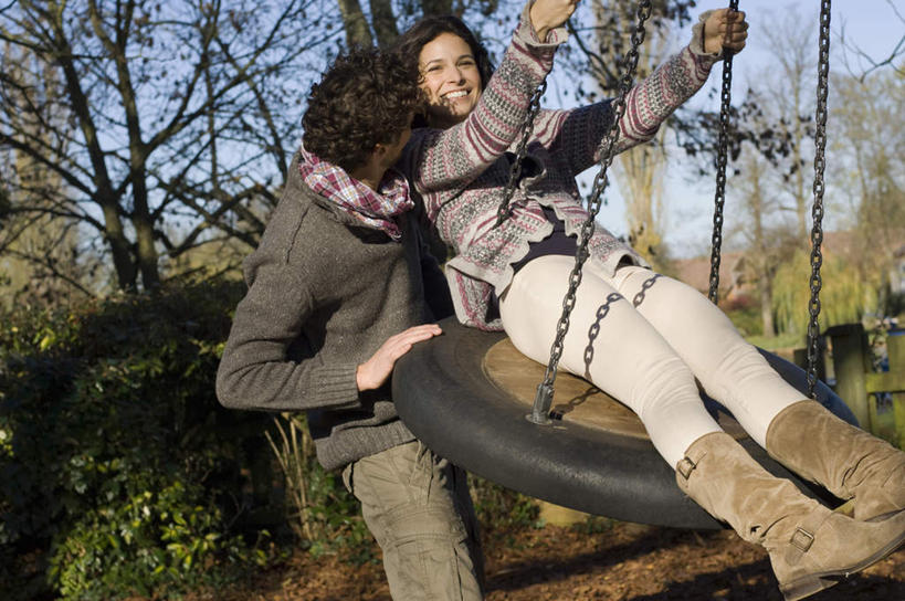 西方人,两个人,家庭,夫妻,站,坐,笑,微笑,露齿笑,横图,室外,白天,正面,爱情,游戏,树林,植物,欧洲,欧洲人,握,摇摆,阴影,服装,装饰,光线,影子,浪漫,玩,注视,娱乐,树,树木,衣服,绿色,阳光,自然,围巾,秋千,荡秋千,观察,看,站着,休闲,温暖,温馨,一家人,棉衣,恩爱,握着,恋人,服饰,生长,成长,围脖,观看,活动,保暖,华丽,点缀,和睦,察看,御寒,关注,摇晃,棉袄,衬托,美观,雅致,雅观,棉服,冬装,男人,男性,年轻男性,年轻女性,女人,女性,白种人,年轻人,夫妇,情侣,玩耍,嬉戏,站立,坐着,半身,彩图,袄子,棉被服,伴侣,融洽