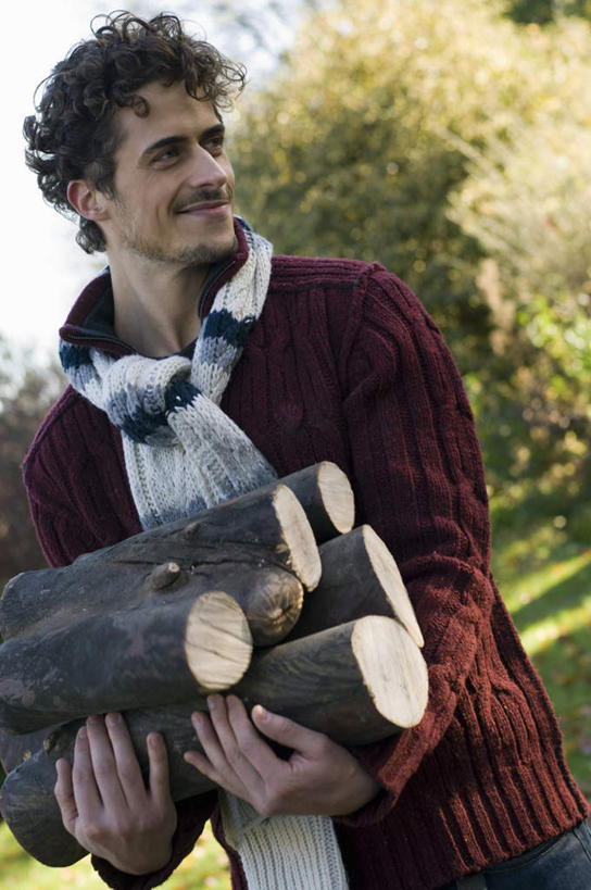 西方人,一个人,站,捧,笑,微笑,竖图,室外,白天,正面,毛衣,草地,草坪,植物,欧洲,欧洲人,仅一个男性,仅一个人,阴影,服装,装饰,光线,木材,木头,影子,扭头,注视,休闲装,木柴,草,树,树木,仅一个年轻男性,衣服,绿色,天空,阳光,自然,围巾,天,观察,看,站着,转头,休闲,温暖,休闲服,服饰,木料,生长,成长,围脖,观看,保暖,华丽,点缀,察看,御寒,关注,线衫,衬托,美观,雅致,雅观,男人,男性,年轻男性,白种人,端,端着,捧着,手捧,站立,半身,彩图,绒衣,套衫,套头毛衣,线衣