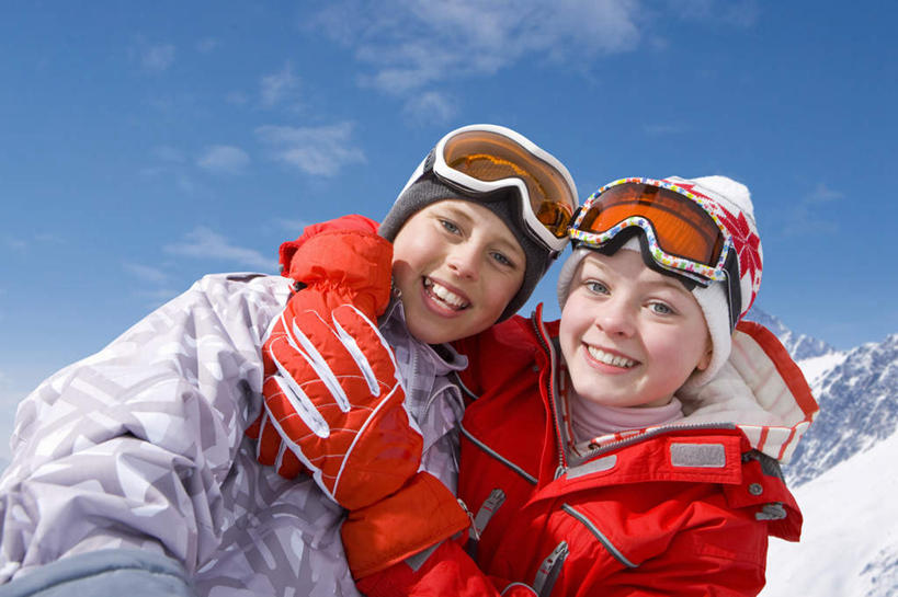 西方人,儿童,两个人,家庭,兄弟,姐妹,站,抱,笑,微笑,露齿笑,横图,室外,白天,仰视,纯洁,安全,山,雪,雪山,大雪,欧洲,欧洲人,阴影,服装,光线,眼镜,影子,冰,积雪,山峰,雪景,云,云朵,冬季,冬天,防护,山峦,云彩,注视,小孩,衣服,红色,蓝色,白云,蓝天,天空,阳光,手套,天,观察,看,站着,温暖,温馨,一家人,寒冷,可爱,童年,童趣,服饰,晴朗,抱着,观看,保暖,护目镜,保护,和睦,察看,冰冷,搂着,御寒,关注,滑雪镜,保险,滑雪服,童真,烂漫,无邪,保全,周全,安稳,安定,严寒,冰凉,酷寒,凛冽,凛凛,极冷,安全防护眼镜,竞技服,旅游服,冬装,平安,天真,男孩,男人,男性,女孩,女人,女性,白种人,晴空,搂,搂抱,站立,半身,彩图,低角度拍摄,雪镜,融洽,防护眼镜,男生,女生