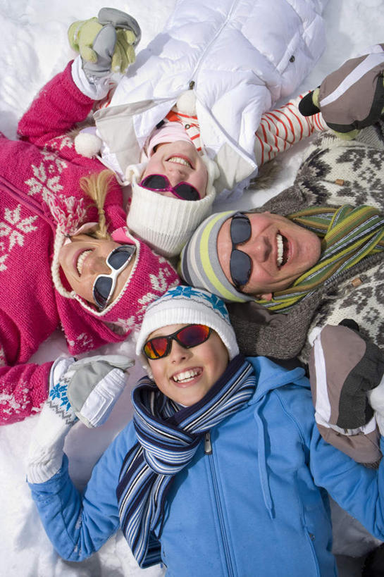 西方人,儿童,中年人,四个人,家庭,夫妻,母亲,父亲,女儿,儿子,躺,笑,微笑,露齿笑,竖图,俯视,室外,白天,爱情,纯洁,安全,雪,大雪,帽子,欧洲,欧洲人,服装,装饰,眼镜,积雪,雪景,冬季,冬天,防护,浪漫,注视,小孩,衣服,手套,围巾,观察,看,温暖,温馨,父女,父子,母女,母子,一家人,恩爱,父爱,寒冷,可爱,母爱,童年,童趣,恋人,服饰,围脖,观看,保暖,护目镜,保护,华丽,点缀,和睦,察看,御寒,关注,滑雪镜,保险,滑雪服,童真,烂漫,无邪,保全,周全,安稳,安定,衬托,美观,雅致,雅观,棉帽,严寒,安全防护眼镜,竞技服,旅游服,卧着,冬装,平安,天真,男孩,男人,男性,女孩,女人,女性,中年男性,中年女性,白种人,孩子,夫妇,情侣,躺着,卧,半身,彩图,高角度拍摄,雪镜,伴侣,融洽,防护眼镜,男生,女生