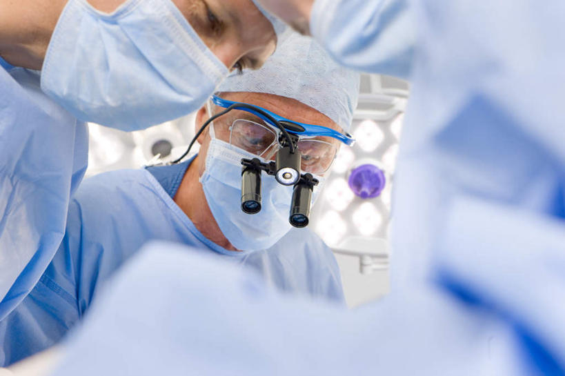 西方人,三个人,伙伴,朋友,医生,病人,医院,站,躺,横图,室内,白天,正面,工作服,制服,友谊,合作,团队,仪器,照明,欧洲,欧洲人,检查,朦胧,模糊,工作,反射,分离,分析,科学,放大镜,灯光,过滤,分开,注视,灯,蓝色,口罩,手套,灯具,观察,看,站着,医护人员,医疗人员,隔断,橡胶,清晰,探索,战略,遮掩,放大,观看,隔离,仔细,照亮,透镜,察看,手术,卫生,手术室,掩盖,凸透镜,遮挡,聚焦,照明设备,关注,净化,病患,间隔,橡胶手套,预防,橡胶制品,遮盖,无影灯,防尘,医疗机构,SL手术放大镜,医用手套,光学,清楚,联合,合谋,掩饰,断绝,隔开,屏蔽,屏绝,远离,中断,阻遏,阻隔,工作制服,手术放大镜,卧着,配合,协作,男人,男性,女人,女性,中年男性,中年女性,白种人,大夫,患者,就医者,躺着,卧,站立,半身,彩图,工作套服,病院,诊所