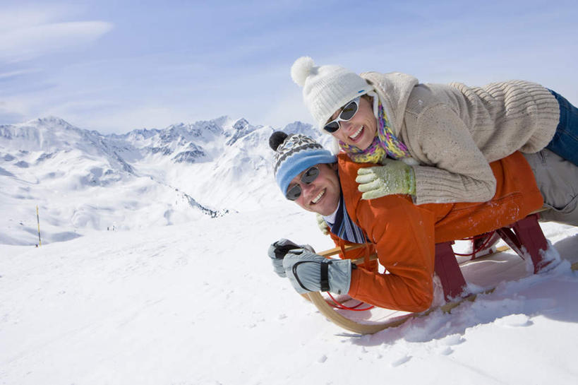 西方人,中年人,背,两个人,家庭,夫妻,笑,微笑,露齿笑,横图,室外,白天,侧面,爱情,安全,山,雪,雪山,大雪,帽子,欧洲,欧洲人,阴影,装饰,光线,眼镜,影子,冰,积雪,山峰,雪景,云,云朵,冬季,冬天,防护,山峦,浪漫,云彩,注视,车,蓝色,白云,蓝天,天空,阳光,围巾,交通工具,天,背着,观察,看,趴着,温暖,温馨,一家人,橙色,恩爱,寒冷,恋人,晴朗,围脖,观看,保暖,护目镜,保护,华丽,雪橇,点缀,和睦,察看,冰冷,御寒,关注,载具,滑雪镜,保险,雪橇车,保全,周全,安稳,安定,衬托,美观,雅致,雅观,棉帽,严寒,冰凉,酷寒,凛冽,凛凛,极冷,背负,安全防护眼镜,平安,男人,男性,女人,女性,中年男性,中年女性,白种人,夫妇,情侣,晴空,趴,半身,彩图,雪镜,伴侣,融洽,防护眼镜