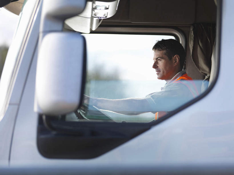 西方人,一个人,司机,坐,横图,室外,白天,侧面,工作服,制服,安全,窗户,镜子,卡车,欧洲,欧洲人,仅一个男性,仅一个人,仅一个中年男性,阴影,朦胧,模糊,反射,光线,影子,集装箱,注视,玻璃窗,阳光,车窗,观察,驾驶,看,行驶,后视镜,集装箱车,观看,货车,操纵,镜像,控制,察看,生命,镜面,关注,驾驶室,货运车,操控,光学,侧视镜,把持,工作制服,男人,男性,中年男性,白种人,载重汽车,坐着,半身,彩图,工作套服,安全服,反光背心,反光服,反光衣