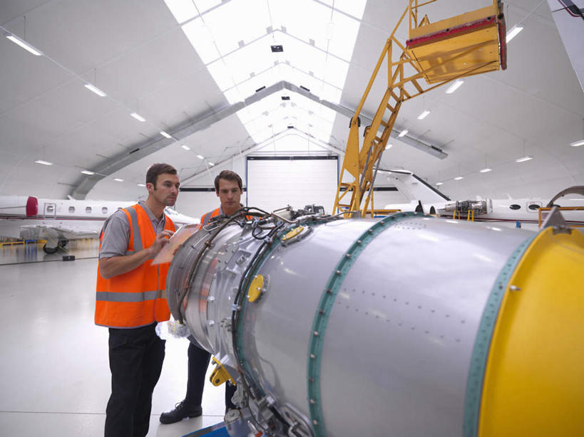 西方人,两个人,伙伴,朋友,机修工,站,横图,室内,白天,正面,工作服,制服,友谊,合作,团队,天花板,飞机,照明,欧洲,欧洲人,检查,梯子,灯光,交通,注视,航空,顶灯,灯,工人,灯具,交通工具,观察,看,站着,战略,运输,观看,修理,照亮,察看,客机,照明设备,关注,载具,联合,合谋,工作制服,配合,协作,男人,男性,年轻男性,中年男性,白种人,机械师,机修工人,站立,半身,彩图,工作套服,安全服,反光背心,反光服,反光衣,机库