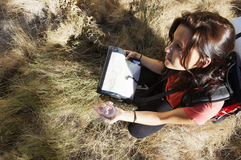 西方人,一个人,坐,笑,微笑,横图,俯视,室外,白天,仪器,科技,植物,道路,地图,欧洲,欧洲人,仅一个年轻女性,仅一个女性,仅一个人,握,阴影,服装,枯萎,光线,科学,信息,包,影子,枯草,交通,拿,旅行包,拿着,注视,休闲装,方向,历史,草,衣服,黄色,阳光,背包,观察,看,休闲,休闲服,指南针,指示,握着,地理,服饰,观看,引导,指引,罗盘,察看,科学技术,指向,关注,指北针,司南,发明,罗盘针,基准,旅游包,年轻女性,女人,女性,白种人,坐着,半身,彩图,高角度拍摄,导航,地质,双肩包