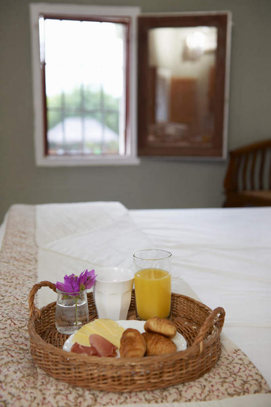 点心,面包,奶酪,果汁,无人,宾馆,交叉,竖图,室内,白天,正面,早餐,餐桌,窗户,卧室,桌面,桌子,酒店,竹子,杯子,餐具,花瓶,竹制,盛开,编织,瓷器,碟子,篮子,盘,墙,干酪,起司,食品,面点,羊角面包,咖啡杯,陶瓷制品,饮品,芝士,营养,花蕾,玻璃窗,墙壁,墙面,玻璃制品,花,花瓣,花朵,鲜花,食物,糕点,饮料,一朵,紫色,盘子,瓶子,水杯,竹篮,碟,花苞,花蕊,乳酪,牛角面包,餐台,竹条,交织,乳制品,竹制品,可口,瓷杯,发酵,穿插,适口,玻璃杯,彩图,睡房,卧房,客店,客栈,旅店,旅馆,旅舍