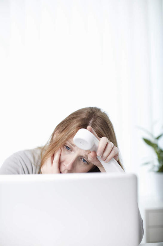 西方人,一个人,商务人士,商务女性,办公室,坐,打电话,竖图,室内,白天,正面,电脑,笔记本电脑,植物,窗户,电话,花盆,欧洲,欧洲人,仅一个年轻女性,仅一个女性,仅一个人,握,套装,网络,盆栽,陶瓷,百叶窗,棕色,盆景,陶瓷制品,拿,拿着,注视,通讯设备,绿色,自然,话筒,观察,看,电话线,握着,生长,成长,观看,察看,无线,固定电话,关注,通信设备,商务装,无线网络,无线上网,便携式电脑,工薪阶层,交流,手提电脑,年轻女性,女人,女性,白种人,长发,白领,上班族,电话机,沟通,通话,坐着,半身,彩图