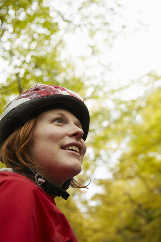 西方人,一个人,站,笑,微笑,露齿笑,竖图,室外,白天,仰视,树林,植物,帽子,欧洲,欧洲人,仅一个年轻女性,仅一个女性,仅一个人,阴影,服装,光线,头盔,影子,注视,休闲装,树,树木,衣服,红色,绿色,阳光,自然,安全帽,看,站着,休闲,休闲服,服饰,生长,成长,关注,年轻女性,女人,女性,白种人,抬头,仰头,站立,半身,彩图,低角度拍摄