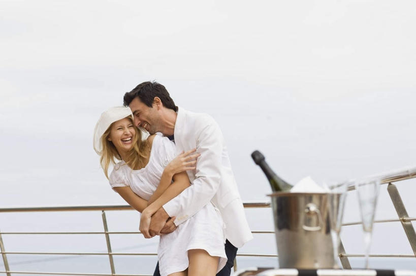 西方人,两个人,家庭,夫妻,栏杆,站,笑,微笑,露齿笑,横图,室外,白天,正面,爱情,船,帽子,欧洲,欧洲人,一艘,服装,扶手,云,云朵,游艇,浪漫,云彩,注视,休闲装,护栏,衣服,白色,天空,遮阳帽,交通工具,天,观察,看,行驶,站着,休闲,温暖,温馨,一家人,休闲服,恩爱,恋人,服饰,观看,和睦,察看,关注,载具,男人,男性,年轻女性,女人,女性,中年男性,白种人,年轻人,夫妇,情侣,站立,半身,彩图,伴侣,融洽