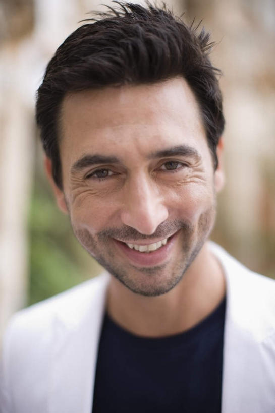 西方人,脸,头,脸颊,一个人,站,笑,微笑,露齿笑,竖图,室外,特写,白天,正面,草地,草坪,植物,欧洲,欧洲人,仅一个男性,仅一个人,仅一个中年男性,阴影,朦胧,模糊,光线,影子,墙,注视,裸露,肩膀,墙壁,墙面,草,绿色,阳光,观察,看,站着,观看,察看,关注,裸,男人,男性,中年男性,白种人,头部,脸部,脸蛋,面部,站立,半身,彩图