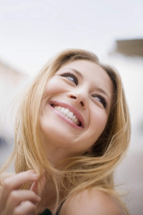 西方人,脸,头,脸颊,一个人,家,站,笑,微笑,露齿笑,竖图,室外,特写,白天,正面,欧洲,欧洲人,仅一个年轻女性,仅一个女性,仅一个人,阴影,朦胧,模糊,光线,影子,房屋,屋子,注视,楼房,住宅,阳光,观察,看,站着,金色,抬手,观看,察看,关注,年轻女性,女人,女性,白种人,头部,长发,脸部,脸蛋,面部,站立,半身,彩图,房子