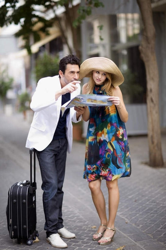 西方人,两个人,家庭,夫妻,家,站,笑,说,微笑,竖图,室外,白天,正面,裙子,西装,爱情,讨论,植物,道路,街道,地图,帽子,欧洲,欧洲人,握,花纹,连衣裙,信息,拉杆箱,旅行箱,图案,房屋,屋子,地面,交通,浪漫,拿,拿着,注视,方向,楼房,住宅,树,树木,绿色,自然,行李箱,遮阳帽,箱子,观察,看,站着,温暖,温馨,一家人,恩爱,握着,恋人,生长,成长,观看,引导,指引,出差,和睦,察看,关注,交流,男人,男性,年轻女性,女人,女性,中年男性,白种人,年轻人,夫妇,情侣,沟通,讲话,交谈,商讨,说话,谈话,站立,彩图,全身,旅行,房子,伴侣,融洽,导航