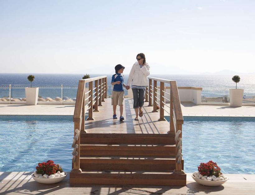 西方人,儿童,中年人,两个人,家庭,母亲,儿子,游泳池,栏杆,走,握手,说,横图,室外,白天,正面,讨论,纯洁,水,植物,楼梯,欧洲,欧洲人,阴影,服装,光线,扶手,木板,盆栽,影子,阶梯,水池,水面,云,云朵,桥,盆景,木桥,云彩,注视,休闲装,泳池,护栏,台阶,栈桥,小孩,衣服,蓝色,绿色,白云,蓝天,天空,阳光,自然,天,观察,看,休闲,温暖,温馨,母子,一家人,休闲服,可爱,母爱,童年,童趣,服饰,生长,晴朗,成长,观看,人行桥,木板桥,和睦,察看,关注,童真,烂漫,无邪,交流,天真,男孩,女人,女性,中年女性,白种人,孩子,晴空,步行,搀手,沟通,讲话,交谈,拉手,散步,商讨,手搀手,手拉手,手牵手,手握手,说话,谈话,走路,彩图,全身,融洽,男生