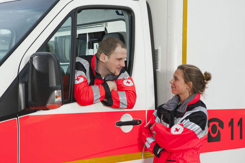 西方人,两个人,伙伴,朋友,站,坐,笑,双手交叉,微笑,横图,室外,白天,正面,工作服,制服,友谊,安全,合作,团队,镜子,汽车,救护车,欧洲,欧洲人,反射,标志,数字,图案,文字,字符,注视,标识,车,红色,交通工具,观察,看,站着,战略,阿拉伯数字,后视镜,观看,镜像,察看,急救,双手抱胸,生命,镜面,关注,载具,抢救,光学,联合,合谋,侧视镜,工作制服,配合,协作,男人,男性,年轻男性,年轻女性,女人,女性,白种人,站立,坐着,半身,彩图,工作套服,急救员