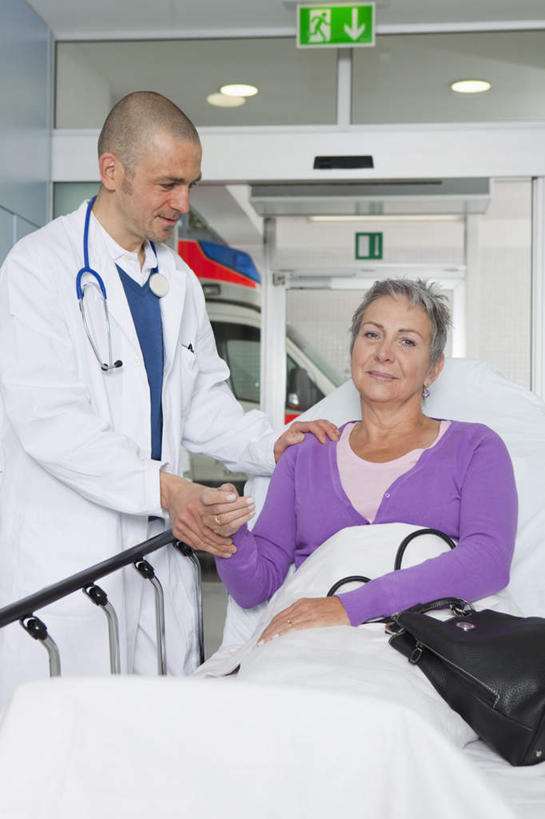 西方人,两个人,医生,病人,医院,站,坐,握手,笑,说,微笑,竖图,室内,白天,正面,讨论,床,天花板,照明,欧洲,欧洲人,服装,灯光,床单,注视,休闲装,被子,顶灯,灯,衣服,紫色,病床,灯具,观察,看,站着,医护人员,医疗人员,休闲,休闲服,服饰,观看,照亮,察看,被单,照明设备,关注,病患,医疗机构,交流,老年女性,男人,男性,年轻男性,女人,女性,白种人,大夫,患者,就医者,搀手,沟通,讲话,交谈,拉手,商讨,手搀手,手拉手,手牵手,手握手,说话,谈话,站立,坐着,半身,彩图,病院,诊所,护理床,医疗床