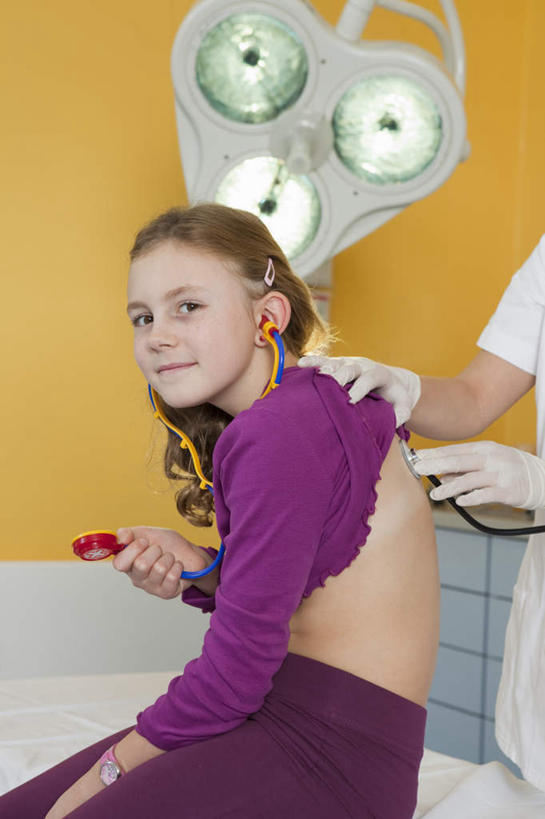 西方人,儿童,两个人,医生,病人,医院,站,坐,笑,微笑,竖图,室内,白天,侧面,纯洁,照明,欧洲,欧洲人,服装,检查,墙,灯光,注视,休闲装,墙壁,墙面,灯,小孩,衣服,紫色,白色,手套,听诊器,灯具,观察,看,站着,医护人员,医疗人员,休闲,休闲服,橡胶,可爱,童年,童趣,服饰,观看,照亮,察看,手术,医疗设备,白大褂,病房,照明设备,关注,病患,医疗器械,橡胶手套,医疗工具,童真,橡胶制品,烂漫,无邪,无影灯,医疗机构,医用手套,检测工具,天真,年轻女性,女孩,女人,女性,白种人,孩子,大夫,患者,就医者,站立,坐着,半身,彩图,病院,诊所,女生