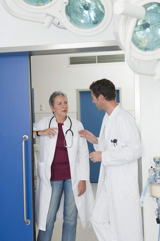 西方人,两个人,伙伴,朋友,医生,医院,站,说,竖图,室内,白天,正面,讨论,友谊,合作,团队,门,照明,欧洲,欧洲人,墙,灯光,注视,墙壁,墙面,灯,白色,听诊器,灯具,门框,观察,看,站着,医护人员,医疗人员,战略,观看,照亮,察看,手术,医疗设备,白大褂,病房,照明设备,关注,医疗器械,医疗工具,无影灯,医疗机构,联合,合谋,检测工具,交流,配合,协作,男人,男性,女人,女性,中年男性,中年女性,白种人,大夫,沟通,讲话,交谈,商讨,说话,谈话,站立,半身,彩图,病院,诊所