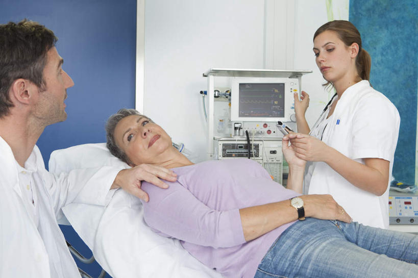 西方人,儿童,两个人,医生,病人,医院,坐,躺,握手,笑,微笑,横图,室内,白天,正面,纯洁,显示器,床,照明,欧洲,欧洲人,服装,裤子,时间,屏幕,时钟,手表,墙,灯光,床单,计时,注视,牛仔裤,休闲装,被子,显示屏,墙壁,墙面,灯,小孩,衣服,紫色,白色,病床,灯具,钟表,观察,看,医护人员,医疗人员,休闲,休闲服,表,可爱,童年,童趣,服饰,观看,腕表,照亮,察看,手术,手术室,被单,白大褂,照明设备,关注,病患,童真,输出设备,烂漫,无邪,无影灯,医疗机构,卧着,天真,男人,男性,女孩,女人,女性,中年男性,中年女性,白种人,孩子,大夫,患者,就医者,钟,搀手,拉手,手搀手,手拉手,手牵手,手握手,躺着,卧,坐着,半身,彩图,病院,诊所,护理床,医疗床,女生