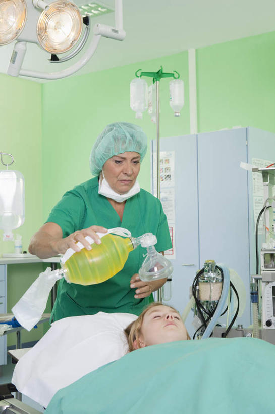 西方人,儿童,两个人,医生,病人,医院,站,躺,闭眼,竖图,室内,白天,正面,工作服,制服,机器,照明,欧洲,欧洲人,握,分离,医学,墙,灯光,过滤,拿,分开,拿着,设备,墙壁,墙面,灯,小孩,绿色,白色,口罩,灯具,站着,医护人员,医疗人员,隔断,握着,遮掩,隔离,照亮,手术,医疗,医疗设备,卫生,手术室,呼吸机,掩盖,遮挡,照明设备,净化,病患,间隔,医疗器械,预防,医疗工具,遮盖,无影灯,防尘,医疗机构,掩饰,断绝,隔开,屏蔽,屏绝,远离,中断,阻遏,阻隔,工作制服,卧着,年轻女性,女孩,女人,女性,白种人,孩子,大夫,患者,就医者,闭眼睛,闭着眼,闭着眼睛,躺着,卧,站立,半身,彩图,工作套服,病院,诊所,女生