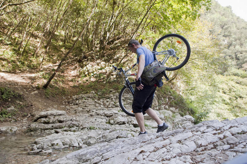 西方人,一个人,走,横图,室外,白天,侧面,运动服,安全,草地,草坪,石头,植物,自行车,欧洲,欧洲人,仅一个男性,仅一个人,仅一个中年男性,一辆,阴影,服装,光线,包,石子,影子,防护,山地车,注视,车,脚踏车,草,树,树木,衣服,绿色,阳光,自然,手套,交通工具,低头,观察,看,扛,服饰,生长,成长,观看,保护,察看,衣着,穿着,关注,载具,保险,斜挎包,山地自行车,保全,周全,安稳,安定,防护手套,衣饰,扛在肩上,平安,男人,男性,中年男性,白种人,石块,岩石,步行,散步,走路,彩图,全身,运动装