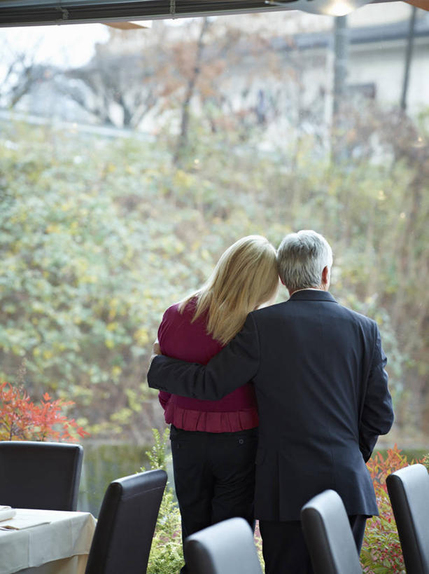 西方人,中年人,两个人,家庭,夫妻,商务人士,商务男性,餐厅,站,抱,竖图,室内,白天,衬衫,西装,爱情,植物,餐桌,窗户,落地窗,桌子,椅子,欧洲,欧洲人,套装,服装,正装,布料,领带,浪漫,布纹,依偎,休闲装,职业装,玻璃窗,桌布,树,树木,背面,衣服,绿色,自然,餐巾,台布,靠,靠着,倚靠,站着,休闲,温暖,温馨,一家人,休闲服,恩爱,恋人,服饰,生长,成长,餐台,抱着,和睦,搂着,倚着,象征,庄重,商务装,身份,工薪阶层,依附,依赖,投靠,正式,地位,男人,男性,女人,女性,中年男性,中年女性,白种人,夫妇,情侣,白领,上班族,餐桌布,怀抱,搂,搂抱,相抱,拥抱,站立,半身,彩图,衬衣,餐馆,饭店,饭馆,伴侣,融洽