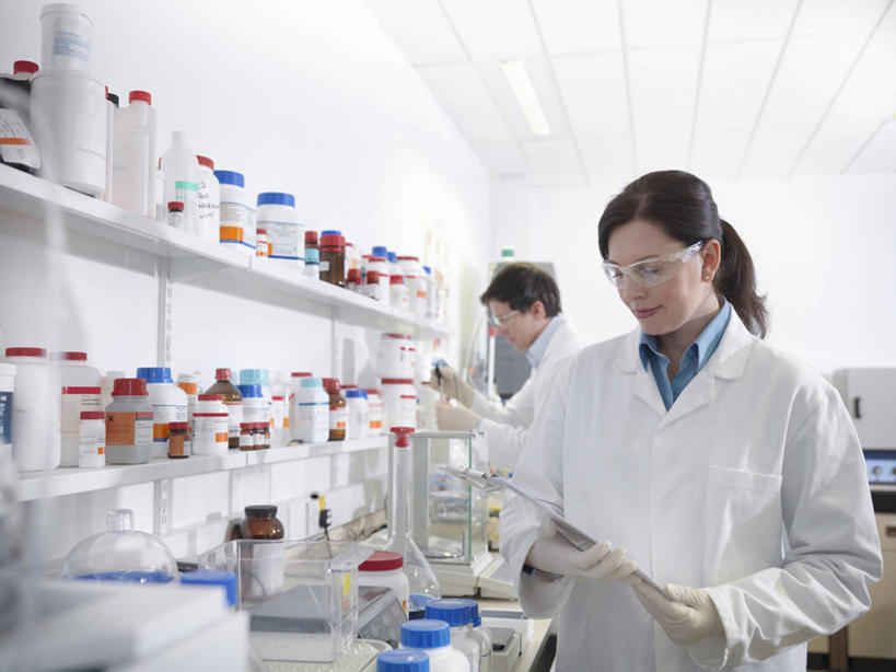 西方人,两个人,伙伴,朋友,科学家,站,横图,室内,白天,正面,友谊,安全,合作,团队,实验,仪器,柜子,杯子,欧洲,欧洲人,握,服装,朦胧,模糊,研究,透明,分析,化学,测试,烧杯,眼镜,实验室,研究室,防护,储物柜,拿,拿着,注视,玻璃制品,衣服,白色,玻璃瓶,瓶子,手套,低头,观察,看,站着,橡胶,器皿,战略,握着,服饰,观看,护目镜,保护,察看,衣着,科研人员,白大褂,储存,穿着,关注,保险,研究者,橡胶手套,记录板,计量,橡胶制品,试验室,记事板,实验服,科学研究者,玻璃仪器,试验耗材,实验用品,医用手套,保全,周全,安稳,安定,联合,合谋,安全防护眼镜,衣饰,储备,蕴藏,贮备,配合,平安,协作,男人,男性,女人,女性,中年男性,中年女性,白种人,科学工作者,玻璃杯,站立,半身,彩图,实验衣,贮存,防护眼镜