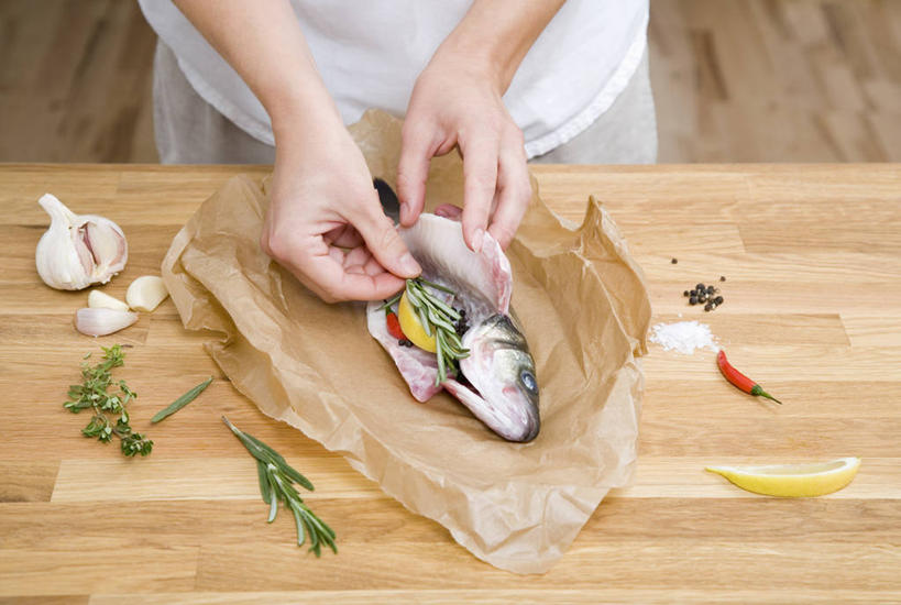 西方人,手,一个人,站,横图,俯视,室内,特写,白天,厨房,桌面,桌子,柠檬,辣椒,蔬菜,蒜,水果,欧洲,欧洲人,双手,仅一个女性,仅一个人,握,服装,新鲜,包装,包装纸,纸,肉,生食,鱼肉,食品,果实,纸张,拿,蒜头,拿着,休闲装,蔬果,肉类,食物,衣服,站着,仅一个中年女性,休闲,手部,休闲服,握着,服饰,有机食品,绿色食品,包装材料,牛皮纸,肉食,辣角,红海椒,大椒,辣虎,广椒,胡蒜,女人,女性,中年女性,白种人,益母果,柠果,辣子,红辣椒,海椒,番椒,大蒜,站立,半身,彩图,高角度拍摄,灶间,厨房料理台,料理台