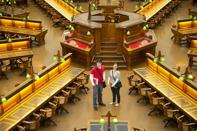 西方人,两个人,伙伴,朋友,图书馆,站,横图,俯视,室内,白天,友谊,书籍,椅子,照明,欧洲,欧洲人,一排,许多,握,阴影,服装,整齐,并列,并排,光线,包,壁灯,书包,影子,木椅,灯光,注视,休闲装,灯,排列,衣服,红色,背包,灯具,书柜,观察,看,站着,休闲,同学,休闲服,书橱,握着,服饰,观看,单肩包,照亮,察看,照明设备,校友,队列,关注,平行,浏览室,同窗,学友,友情,男人,男性,年轻男性,年轻女性,女人,女性,白种人,书,图书,抬头,仰头,站立,彩图,高角度拍摄,全身,书库,图书库,阅览室