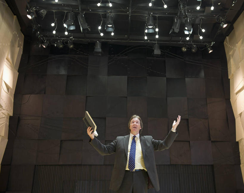 西方人,一个人,商务人士,商务男性,站,举,笑,微笑,露齿笑,横图,室内,白天,仰视,衬衫,照明,欧洲,欧洲人,仅一个男性,仅一个人,阴影,套装,光线,材料,档案,文件,影子,墙,灯光,领带,注视,顶灯,墙壁,墙面,灯,资料,灯具,观察,看,托,演讲,站着,仅一个老年男性,报告,观看,照亮,察看,象征,演说,庄重,照明设备,关注,文档,商务装,身份,宣传,工薪阶层,正式,地位,鼓动,讲演,老年男性,男人,男性,白种人,白领,上班族,举起,举手,举着,向上举,向上伸,向上托,站立,半身,彩图,低角度拍摄,衬衣