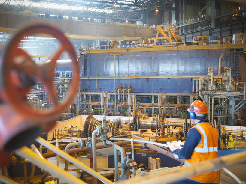 西方人,一个人,工厂,站,横图,室内,白天,侧面,工作服,制服,安全,机器,技术,帽子,欧洲,欧洲人,仅一个男性,仅一个人,仅一个中年男性,阴影,环保,检查,反射,科学,头盔,影子,防护,风扇,注视,工人,安全帽,观察,看,站着,机械,发电厂,发电站,能源,耳罩,观看,保护,部件,回收,阀门,资源,调节,察看,关注,保险,能量,隔音,耳套,利用,低碳,循环,涡轮,保全,周全,安稳,安定,耳护,工作制服,持续,稳压,平安,男人,男性,中年男性,白种人,站立,半身,彩图,工作套服,工地,制造厂,截止,安全服,反光背心,反光服,反光衣,导流,分流