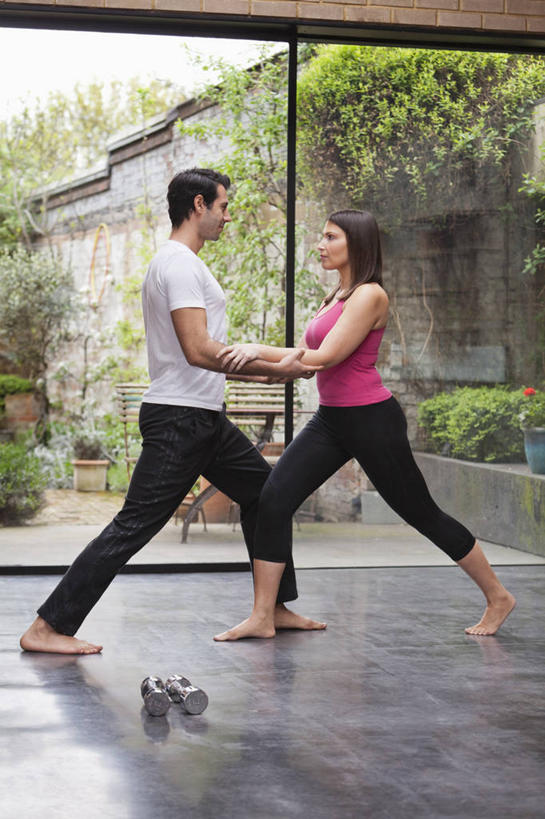 西方人,两个人,站,握手,竖图,室内,白天,侧面,爱情,锻炼,运动,植物,窗户,落地窗,欧洲,欧洲人,服装,背心,瓷砖,地砖,地面,浪漫,光脚,娱乐,玻璃窗,树,树木,衣服,粉色,绿色,自然,站着,享受,休闲,温暖,温馨,赤脚,恩爱,放松,弓步,恋人,服饰,生长,成长,张开双腿,和睦,衣着,穿着,室内运动,衣饰,展开双腿,男人,男性,年轻女性,女人,女性,中年男性,白种人,情侣,搀手,拉手,手拉手,手握手,站立,彩图,全身,健身,弓箭步,伴侣,融洽,伸展双腿