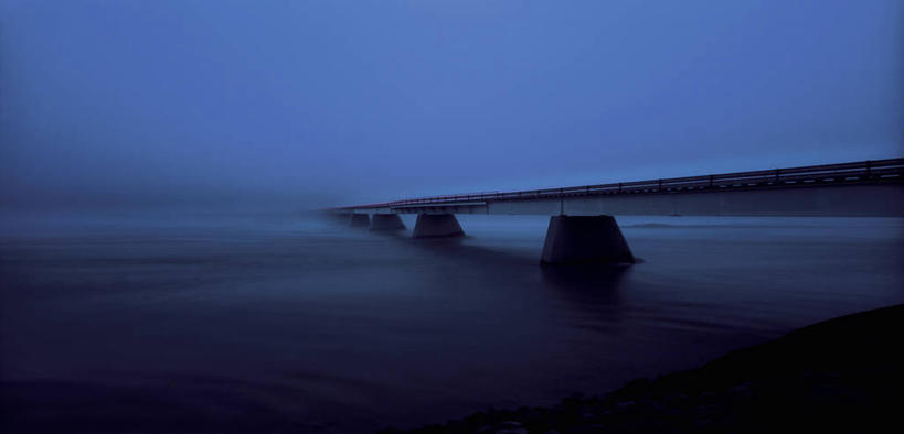无人,横图,室外,夜晚,正面,旅游,度假,湖,湖泊,石头,美景,水,雾,朦胧,模糊,石子,湖面,景观,水流,水面,天桥,桥,娱乐,天空,自然,湖水,天,享受,休闲,景色,放松,人行桥,迷雾,自然风光,石块,大雾,彩图