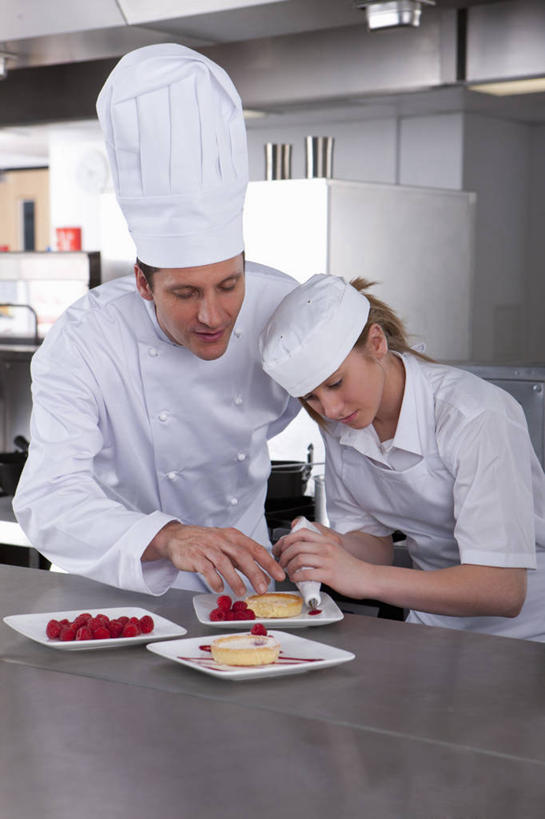 西方人,两个人,学生,教师,厨师,站,竖图,室内,白天,正面,工作服,制服,纯洁,厨房,桌面,桌子,餐具,袋子,帽子,水果,欧洲,欧洲人,握,制作,阴影,新鲜,装饰,光线,裱花袋,碟子,盘,影子,墙,灯光,生食,食品,果实,注视,指点,加工,塑料袋,墙壁,墙面,食物,红色,盘子,碟,奶油,低头,观察,看,站着,可爱,童年,童趣,指示,握着,有机食品,绿色食品,观看,指导,察看,乳制品,关注,厨师帽,山莓,树莓,三月泡,四月泡,山抛子,刺葫芦,悬钩子,馒头菠,高脚菠,龙船泡,泡儿刺,童真,烂漫,无邪,裱花枪,裱花,激凌,克林姆,淇淋,工作制服,天真,男人,男性,女孩,女性,中年男性,白种人,厨师长,厨子,大厨,讲师,教授,老师,主厨,站立,半身,彩图,工作套服,灶间,厨房料理台,料理台