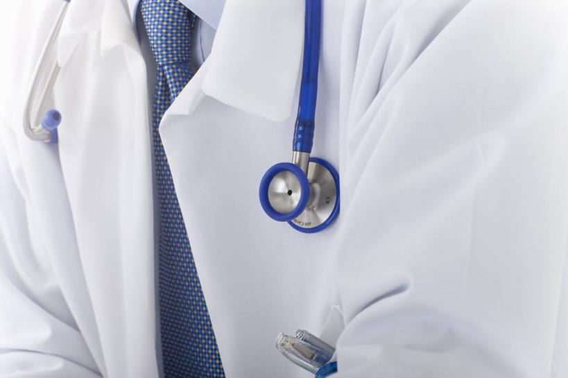 西方人,一个人,医生,横图,室内,特写,白天,侧面,工作服,制服,欧洲,欧洲人,仅一个男性,仅一个人,仅一个中年男性,阴影,反射,影子,一个,听诊器,医护人员,医疗人员,单个,医疗设备,白大褂,医疗器械,医疗工具,工作制服,检测工具,男人,男性,中年男性,白种人,大夫,半身,彩图,工作套服