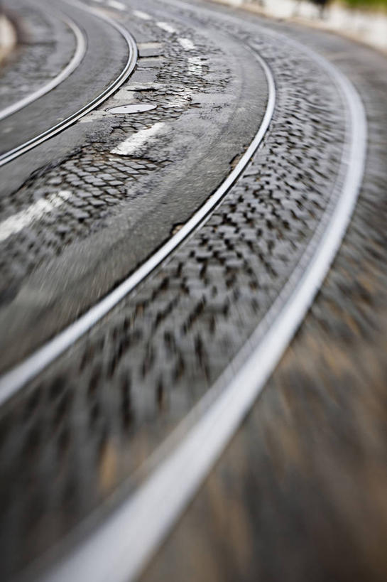 无人,竖图,俯视,室外,特写,白天,石头,美景,道路,路,铁路,公路,阴影,朦胧,模糊,弯曲,光线,石子,影子,景观,轨道,交通,铁轨,阳光,自然,景色,运输,蜿蜒,自然风光,石块,岩石,马路,彩图,高角度拍摄