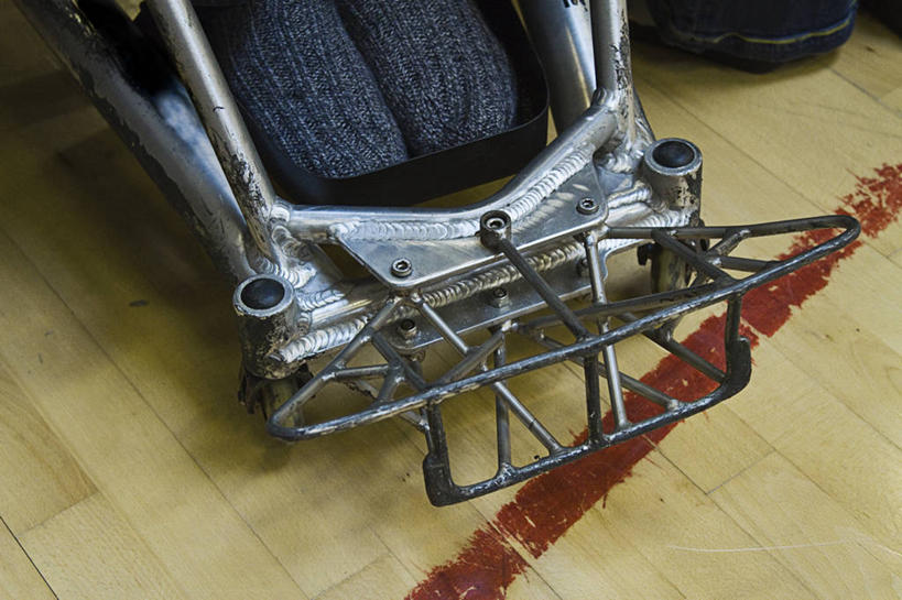 西方人,一个人,病人,运动员,坐,横图,俯视,室内,特写,白天,地板,欧洲,欧洲人,仅一个男性,仅一个人,仅一个中年男性,阴影,反射,工具,影子,篮球场,球场,分界线,地面,场地,木地板,轮椅,复健,康复,器械,医疗设备,病患,医疗器械,残疾,残疾人,医疗工具,伤残,辅助设备,残障,弱势群体,男人,男性,中年男性,白种人,患者,就医者,体育运动员,运动选手,坐着,半身,彩图,高角度拍摄,篮球场地